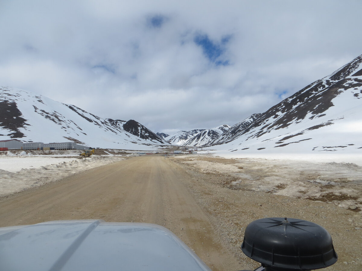 Слева- строящийся вахтовый поселок.