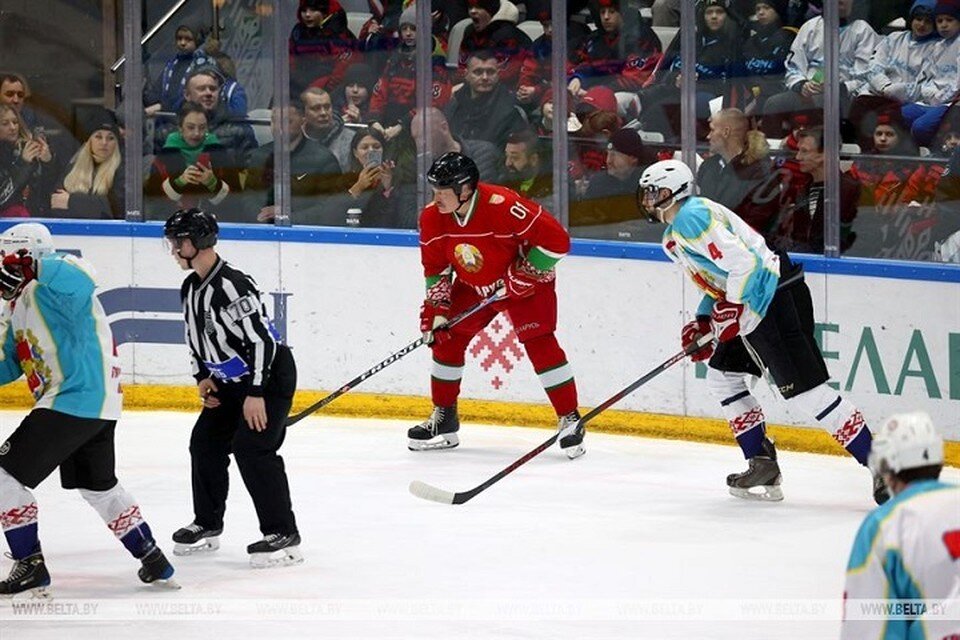     Лукашенко забил шайбу в матче любительского турнира. Фото: БелТА