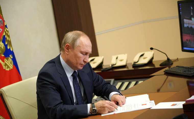    Владимир Путин наградил шесть жителей Тюменской области