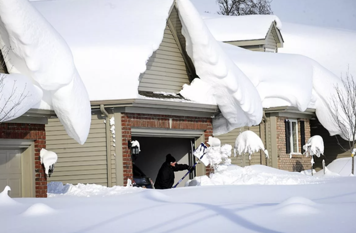 Крыша зимой. Снег на крыше. Заснеженные крыши домов. Дом занесло снегом.