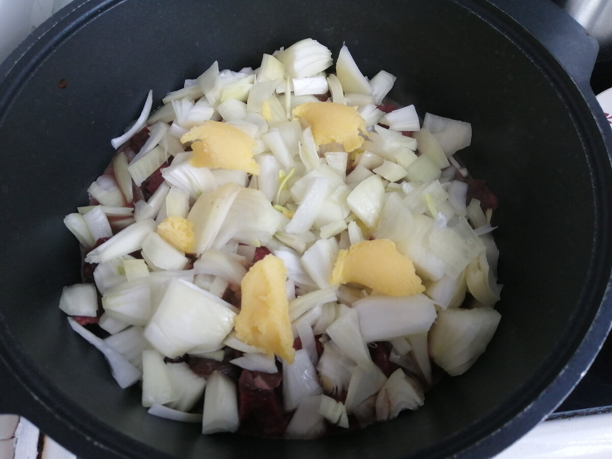 Сверху 400 гр лука, 28 гр сливочного масла, у меня топлёное.