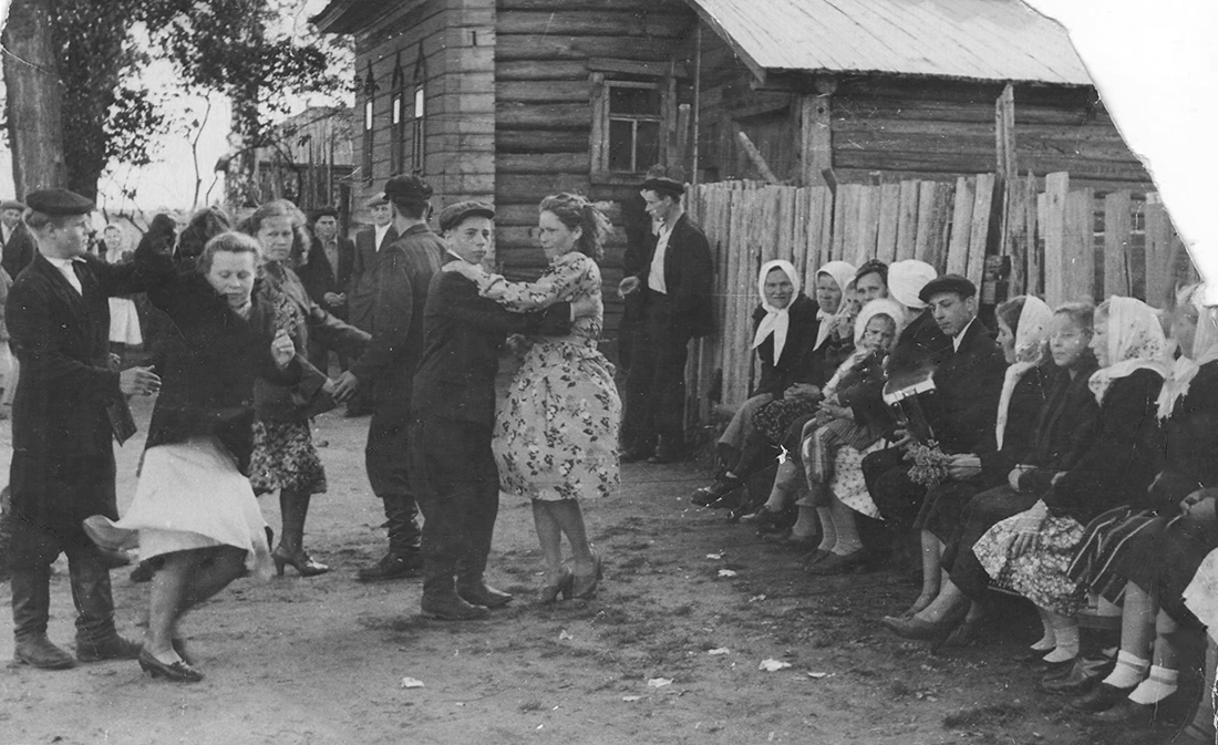 Собрание сельской молодежи в старину