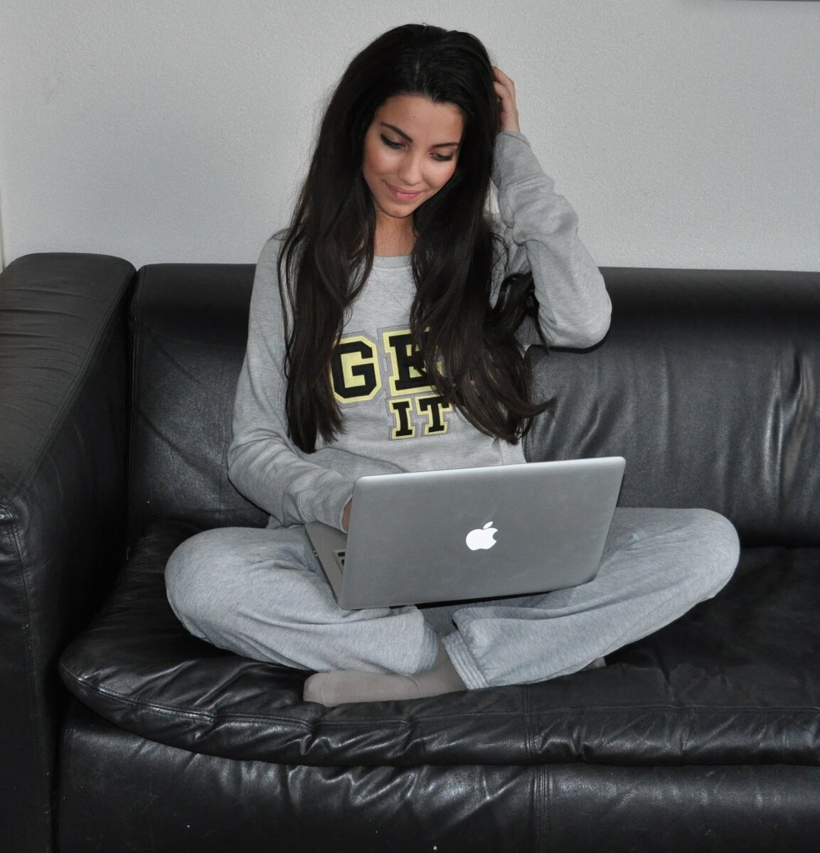 Фото отсюда https://favim2.com/pd/s5/orig/74/brunette-fashion-fun-girl-Favim.com-771644.jpg