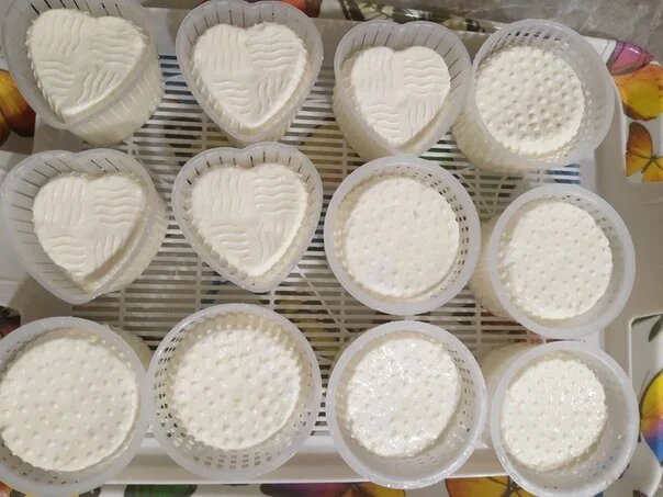 Порционный творожок в маленьких формах.