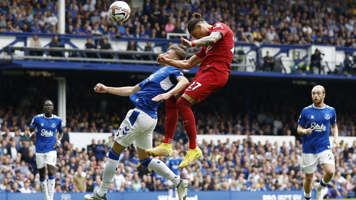    Дарвин Нуньес бьет по воротам в матче «Эвертон» - «Ливерпуль». Фото: REUTERS