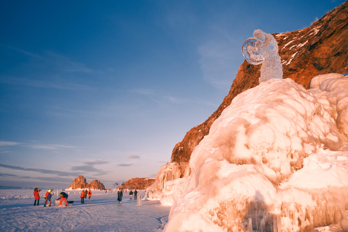 Ольхон фестиваль ледяных скульптур 2024. Olkhon Ice Park. Ледяные гроты Байкала. Ольхон ледяные скульптуры. Фестиваль ледяных скульптур на Байкале 2024.