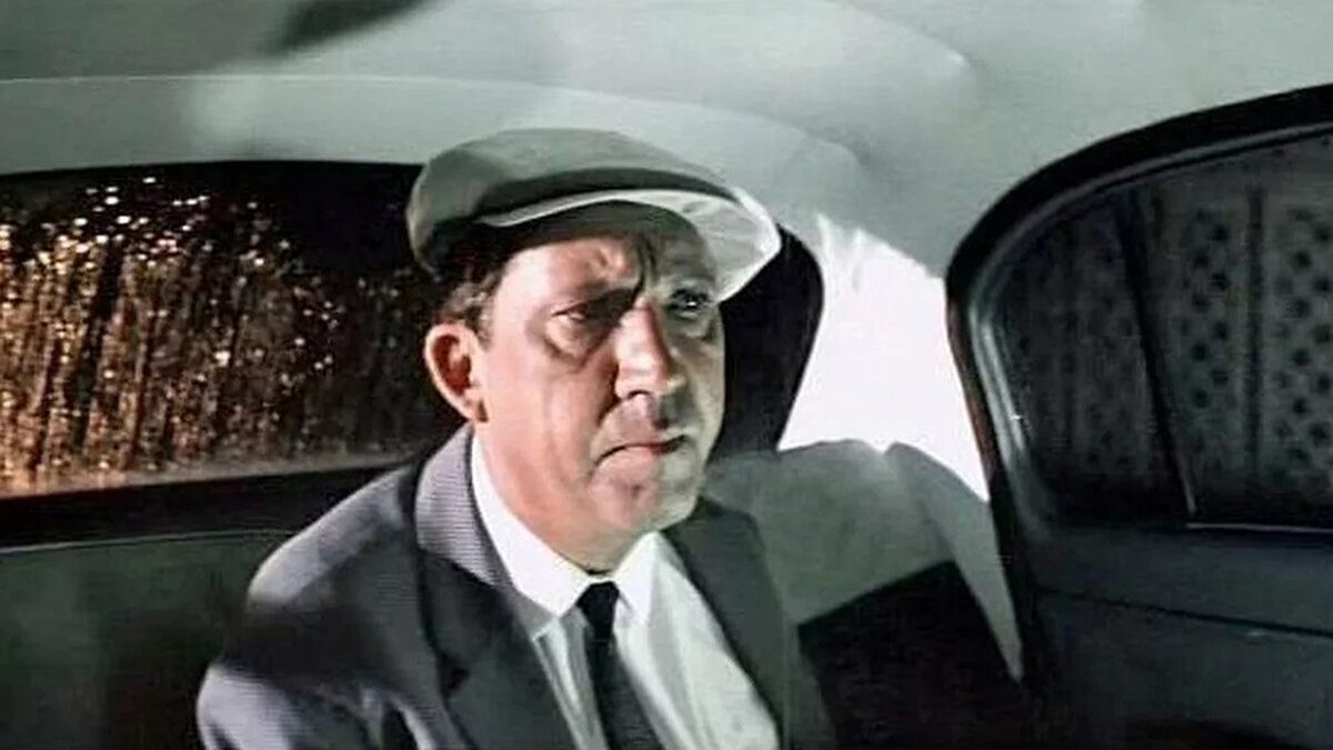 По моему не самая хорошая шутка - отличный повод пересмотреть "Бриллиантовую руку"