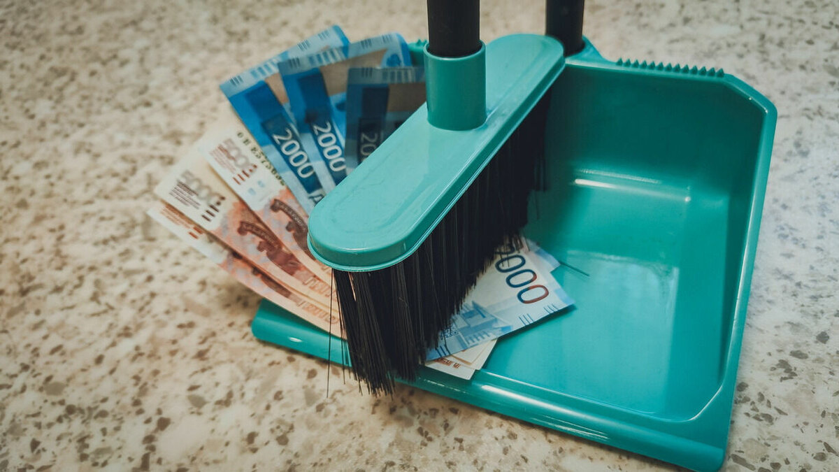     В базе данных исполнительных производств у приставов по-прежнему находятся известные фамилии чиновников и депутатов.