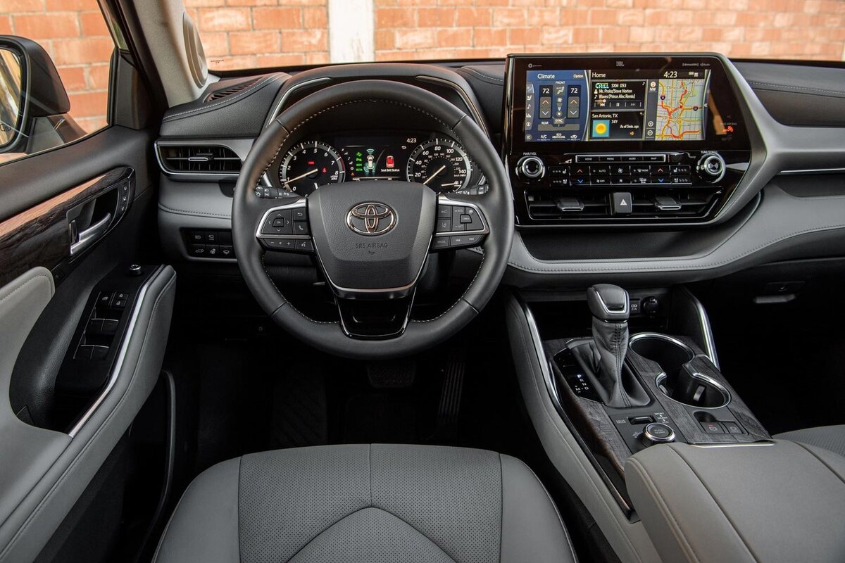 Toyota Highlander 2023 — это еще одно инновационное и впечатляющее творение авторской команды Toyota. Это последнее поколение популярных и жестких прайм-кроссоверов, предназначенное для обеспечения максимально высокого уровня проходимости и достаточно спортивного оттенка.