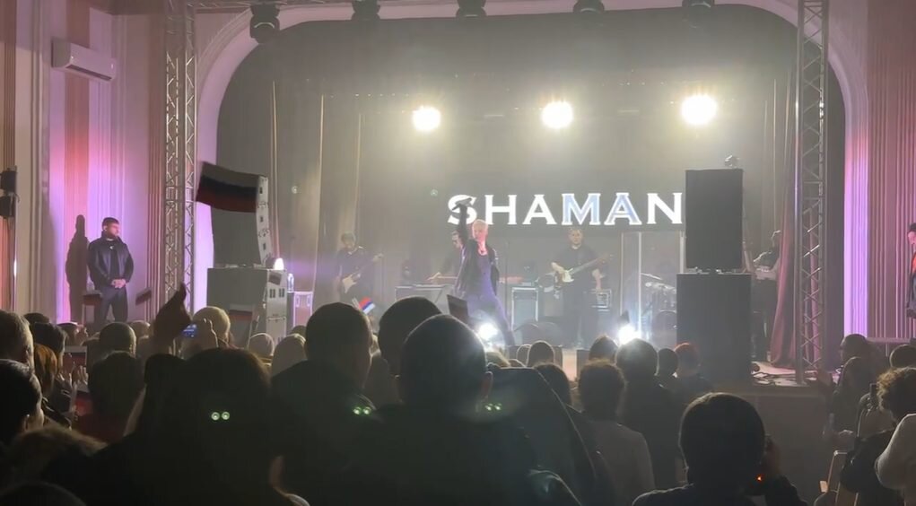 Почему ушел шаман со сцены на песне. Shaman певец 2021. Shaman певец на сцене. Сцена. Шаман на Донбассе концерт