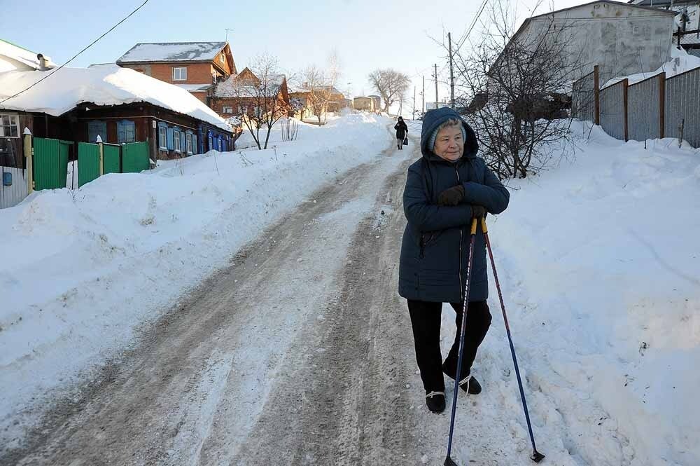 Скандинавские палочки — лучший инструмент для преодоления склона. Фото: Ринат РАЗАПОВ