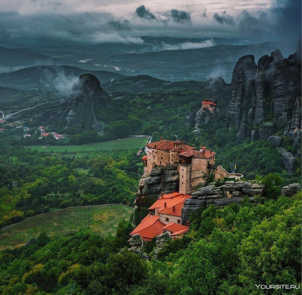 Монастырь на вершине скалы