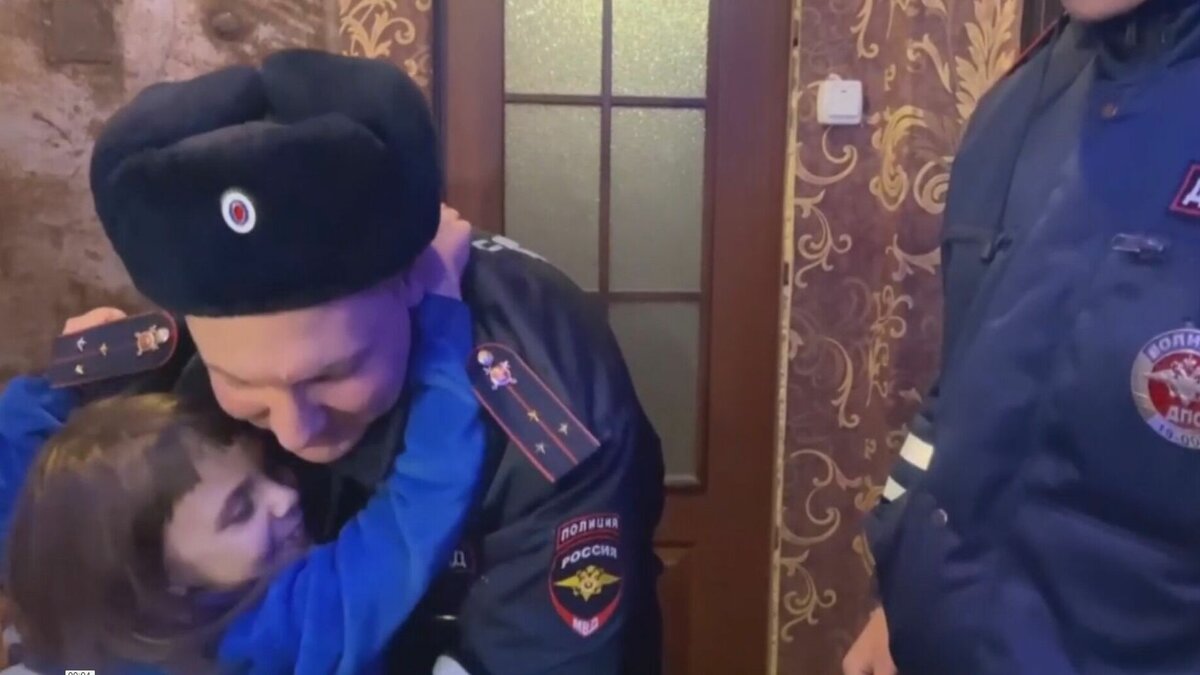     Девочку, которую полицейские помогли экстренно довести до врачей, выписали из больницы. Ребенка не могли доставить к медикам, когда ей нужна была серьезная операция.