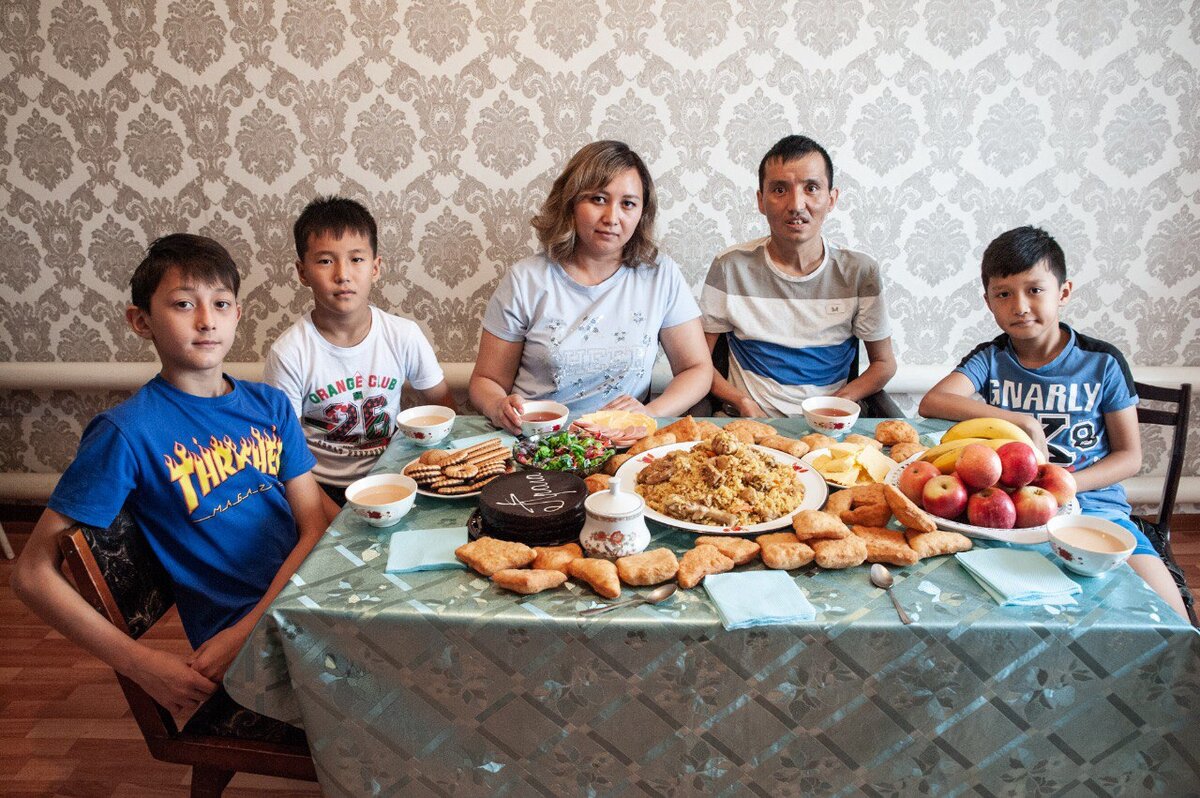 Сыновья во всем помогают родителям