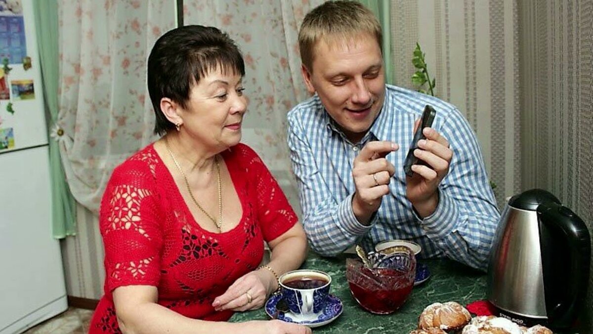 фото из интернета. Саша с "тёщей".