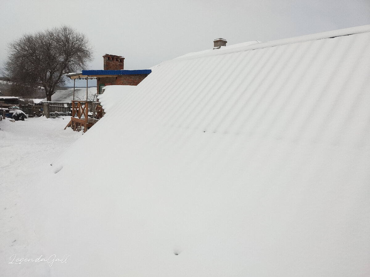 Крыша погреба сравнялась с землей