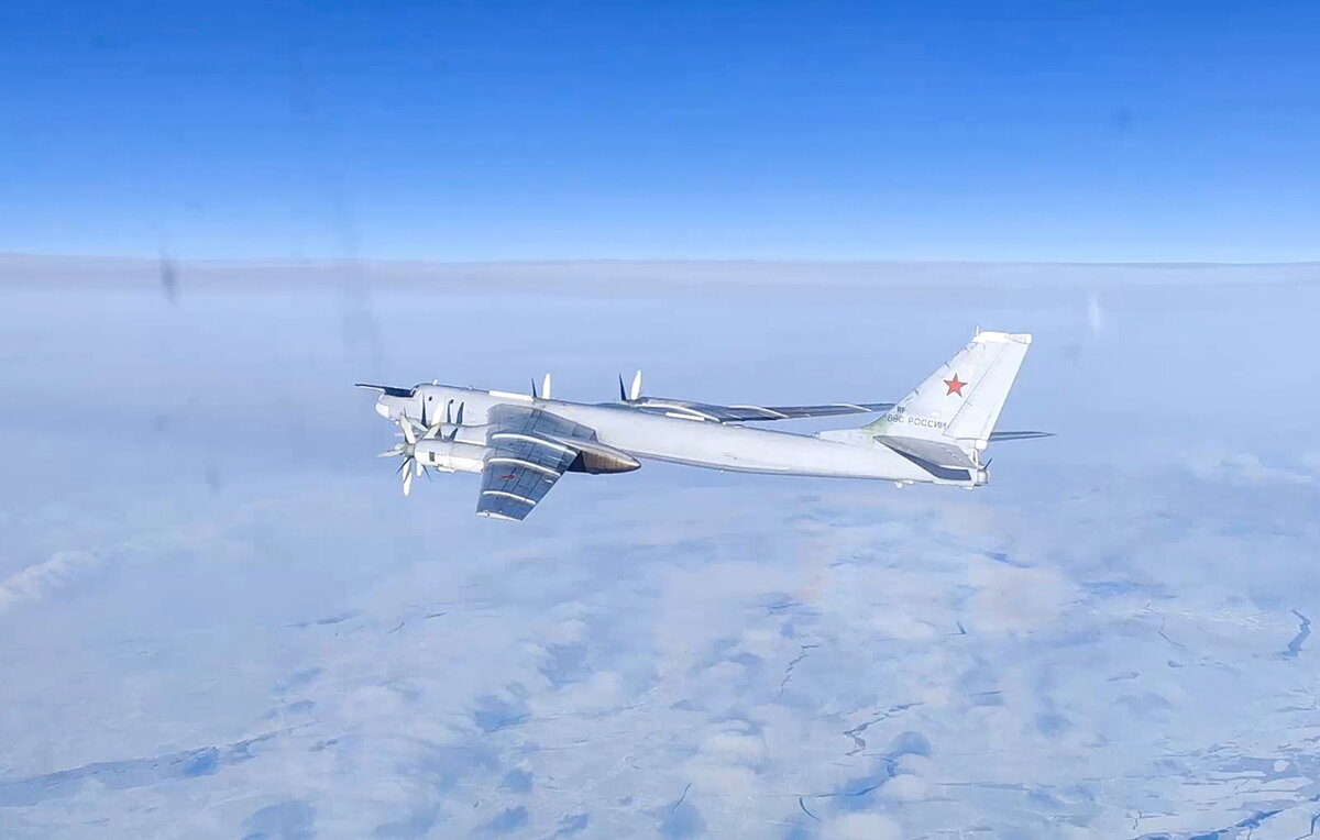    Стратегический бомбардировщик-ракетоносец Ту-95МС  Пресс-служба Минобороны РФ/ТАСС