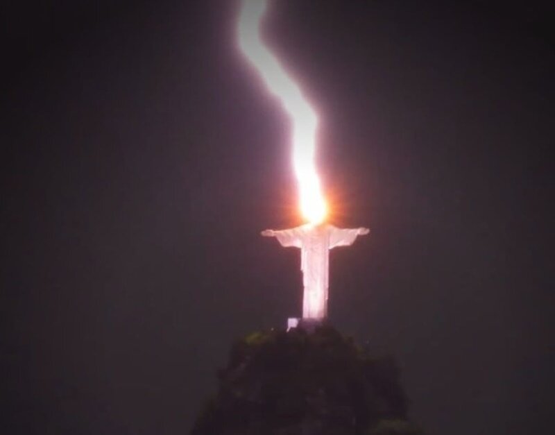 Фотография сделанная Фернандо Брага во время удара молнии  