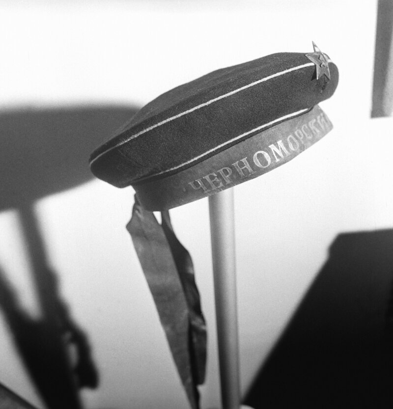    Бескозырка моряка Черноморского флота Петра Рублева, поднятая в день освобождения города Севастополя на колоннаде Графской пристани 9 мая 1944 года. Фото:  РИА Новости/ Владимир Минкевич