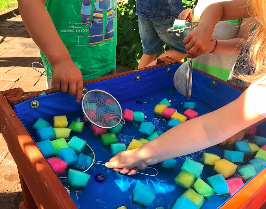 Картинки игры с водой и песком в детском саду