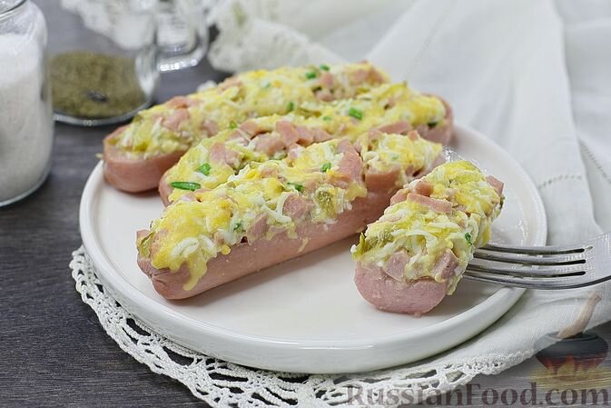 сосиски, сыр твёрдый, огурцы маринованные, яйца, лук зелёный, сметана, горчица, соль, перец чёрный молотый
