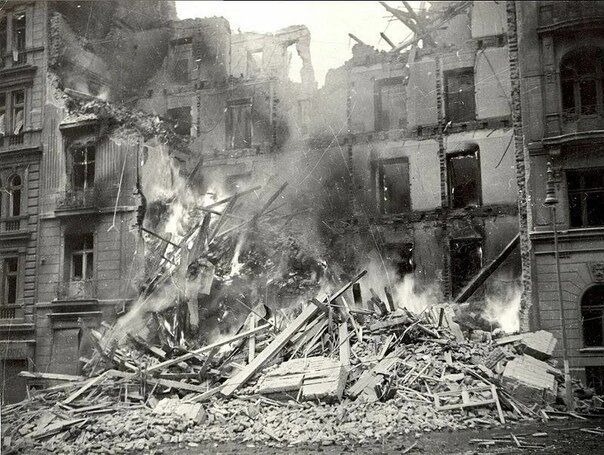 Последствия бомбардировки. Источник фото: https://vk.com/wall-7479464_40021