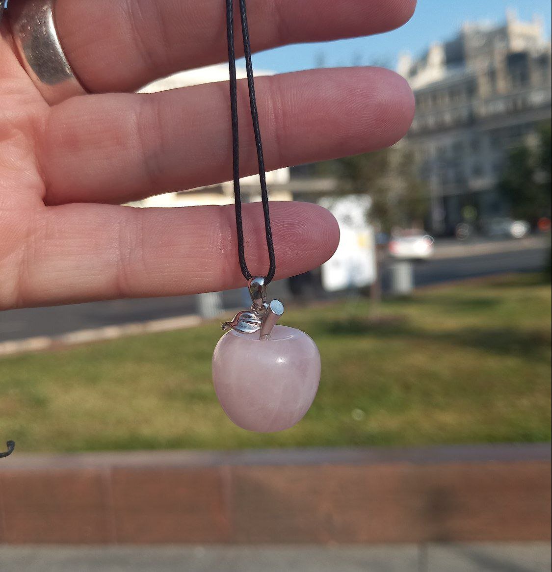 Яблочко из розового кварца