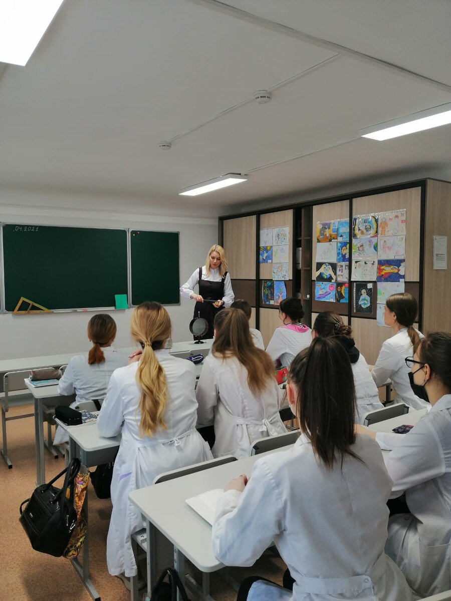 Учёбу в магистратуре совмещала с преподавательской деятельностью в медицинском колледже