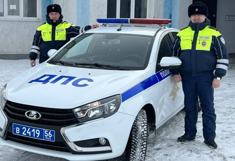    Инспекторы ДПС Новотроицка помогли водителю и пассажирам выбраться из снежного плена Кристина Просвиркина