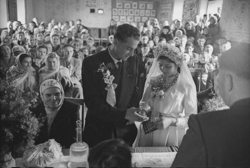 Всеволод Тарасевич Регистрация брака
Дата съемки: 1960 год. Источник https://russiainphoto.ru/