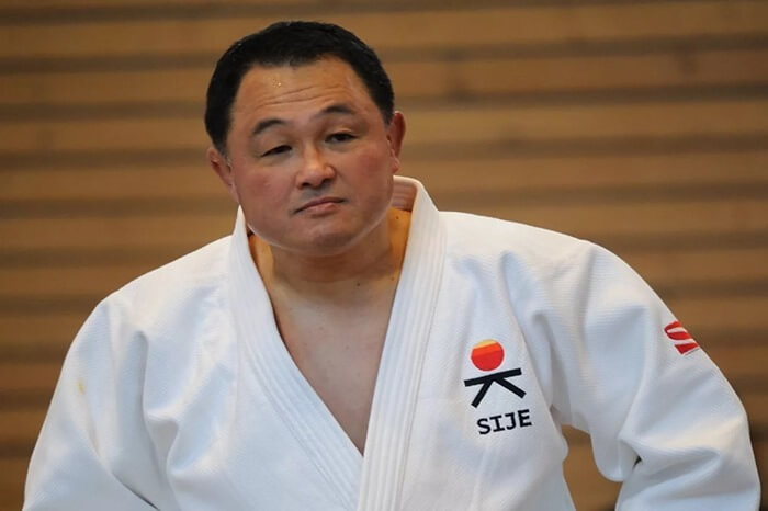 1984 год, Олимпиада в Лос-Анджелесе - золотая медаль. Этот японский дзюдоист стал последним олимпийским чемпионом, выступившим в абсолютной категории. В ней могли соревноваться спортсмены с любым весом, чтобы продемонстрировать, что в дзюдо важны не столько физические параметры, сколько техника и тактика. После Игр 1984 года абсолютную категорию исключили из программы Олимпиады. Ямасита четыре раза становился золотым призером чемпионата мира, и до своего ухода в зените славы одержал 203 победы подряд. В настоящее время он является вице-президентом Японской федерации дзюдо.