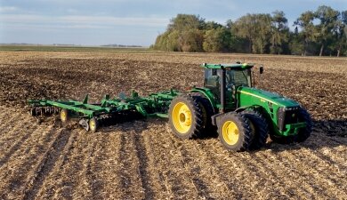 Характеристики John Deere 8430R

Разработчик – John Deere
Годы производства – 2006-2009
Мощность – от 305 до 330 лошадиных сил
Рабочий объем мотора – 9 литров
Вместимость топливного бака – 681 литр
Тип навески – трехточечная навеска категории III
Грузоподъемность навески – от 7,8 до 8,3 тонны
Максимальные обороты двигателя – 2000 об/мин
Коробка отбора мощности – независимая
Шасси – полноприводное
Рулевой механизм – гидростатический
Тормозной механизм – гидравлический
Кабина – стандартная, с кондиционером
Мощность насоса в гидравлической системе – 227 литров в минуту
Тип питания – генератор на 200 ампер
Трансмиссия – бесступенчатая
Масса трактора с грузами – 15,2 тонны
Объем колесной базы – 3000 мм
Габариты трактора, мм: Длина – 5560, Высота – 3120
Клиренс – 440 мм.