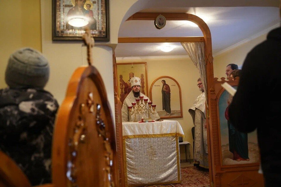     Среди заключенных тоже есть верующие люди, для них и проводят богослужения. Светлана МАКОВЕЕВА