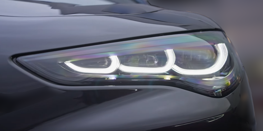 Левая передняя фара, горят диодные линии огней. 