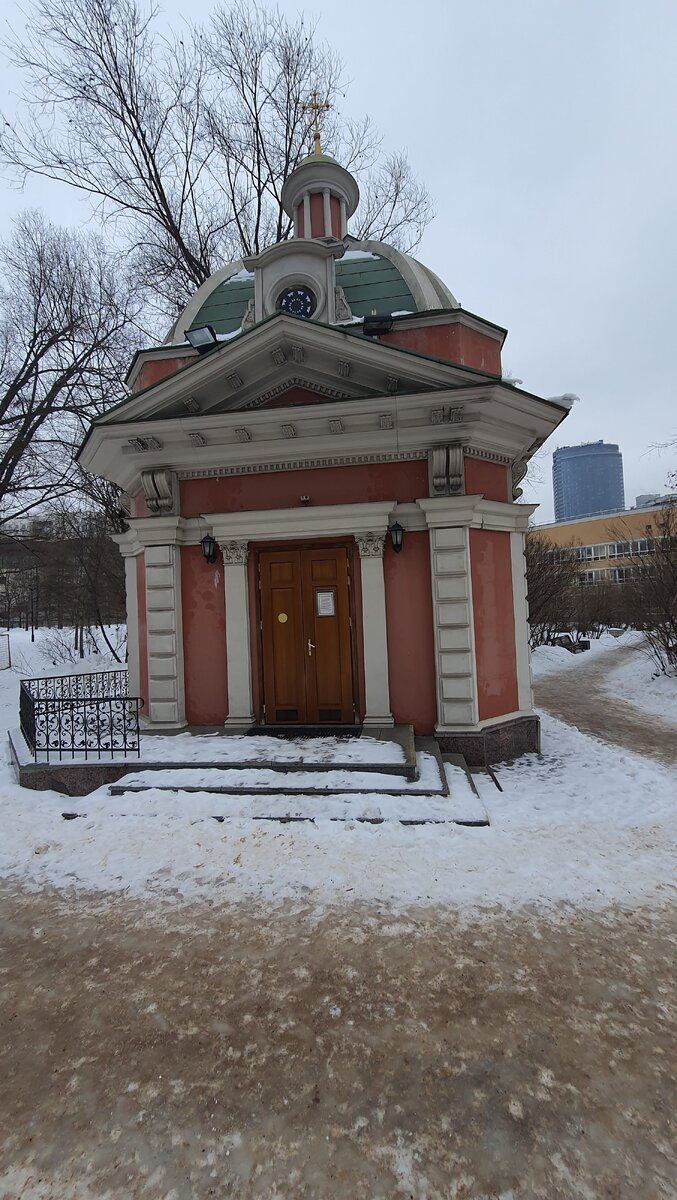 Часовня Александра Невского и Иоанна Воина в Екатерининском парке (55.786162, 37.619849)