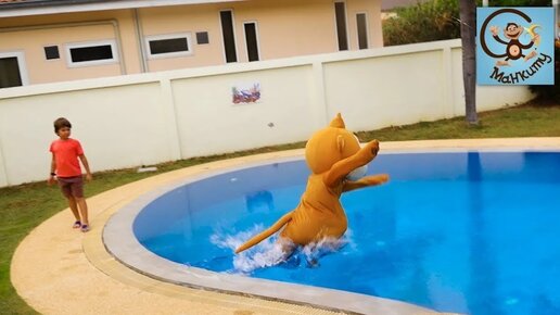 Дети и Машина. Диана и Даня, Милан и Машины - езда по лужам и бассейн ...