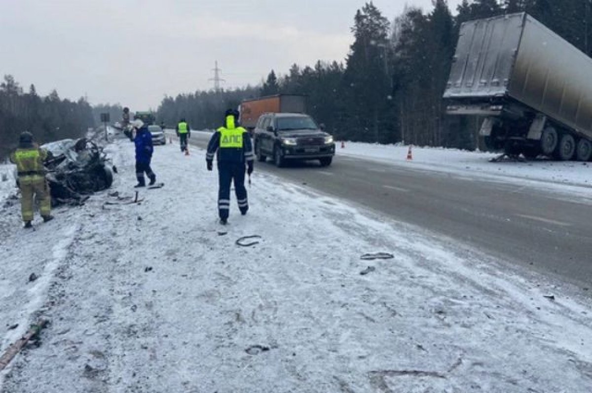    В Свердловской области в ДТП с грузовиком погиб таксист