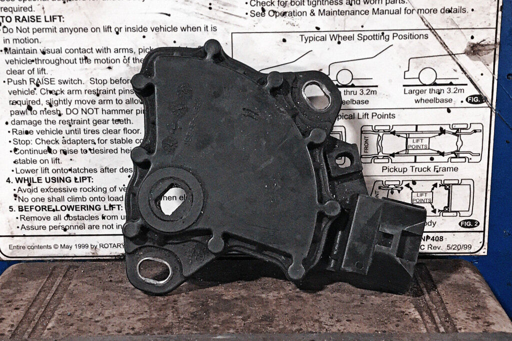 Селектор вариатора Додж Калибр это только рычаг, положение считывает датчик под капотом