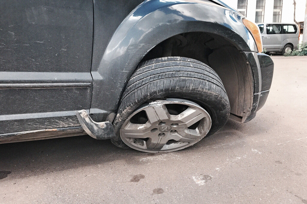 Колесо достало до крыла, но это меньшая из бед