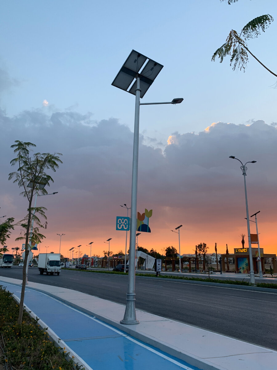 Вечернее небо по дороге в старый город Шарм-Эль-Шейха. В 2022 году сделали велосипедные дорожки.