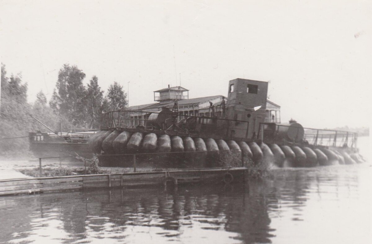 ледокольная приставка, на заднем плане дебаркадер