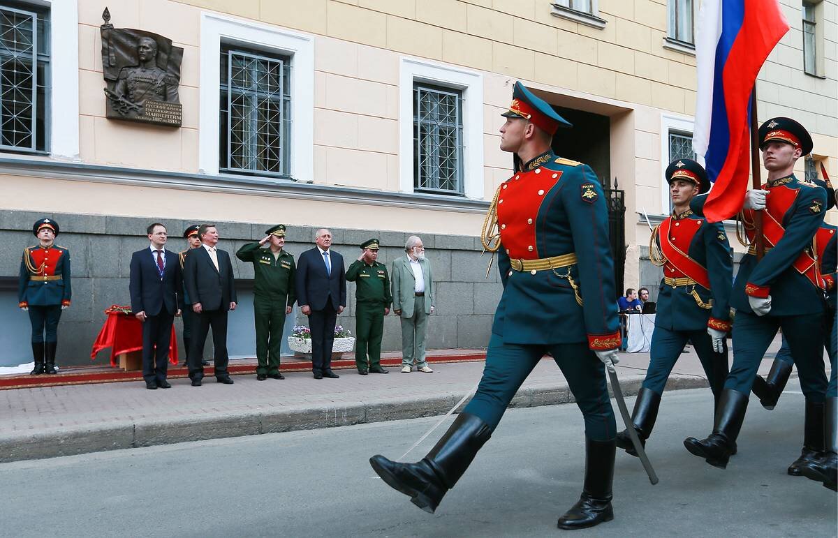 Сергей Иванов вместе с тогдашним министром культуры РФ Владимиром Мединским принимает участие в открытии памятной доски Карлу Маннергейма в Санкт-Петербурге. 16.06.2016. Фото взято из открытых источников. 