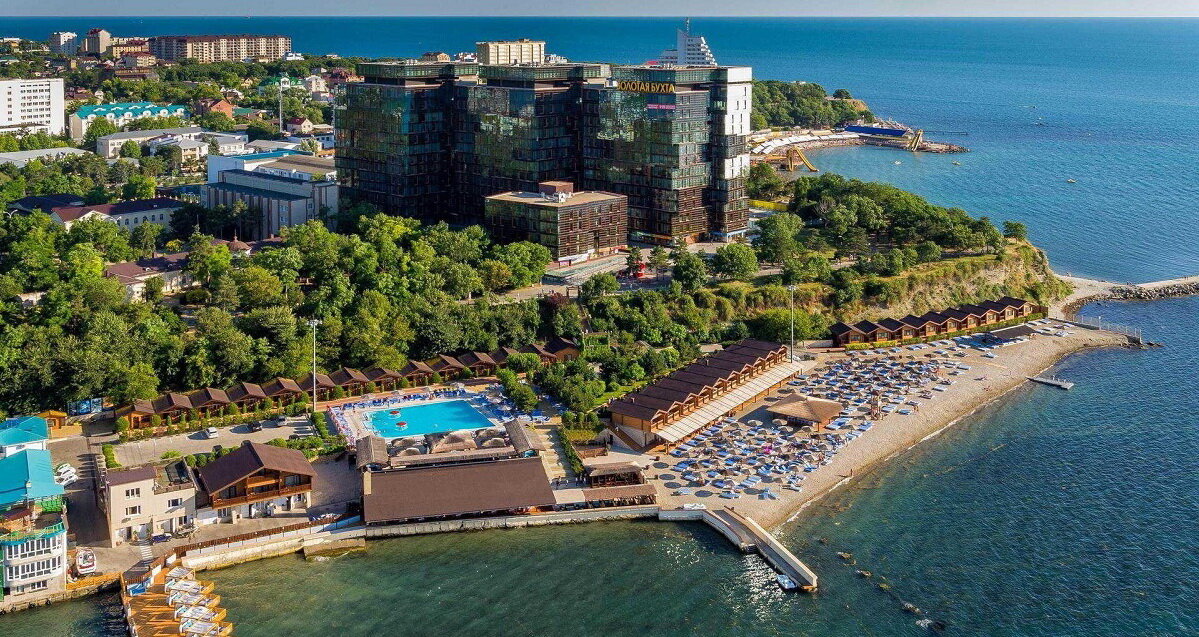 Панорама пляжа Золотая бухта