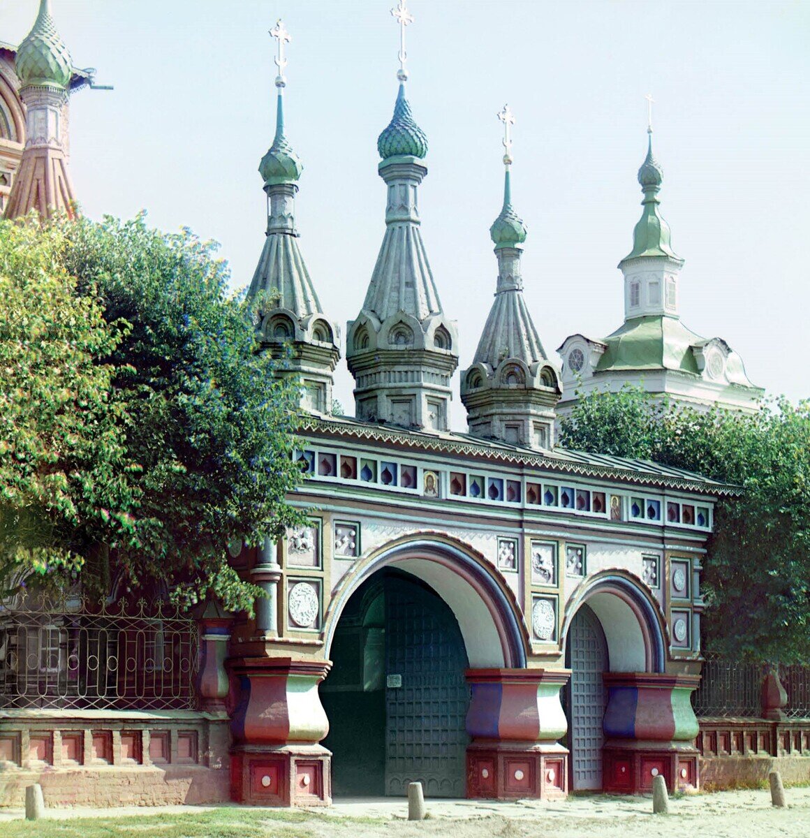 Вход в церковь Воскресения. Кострома. 1910 г.Прокудин-Горский С.М.