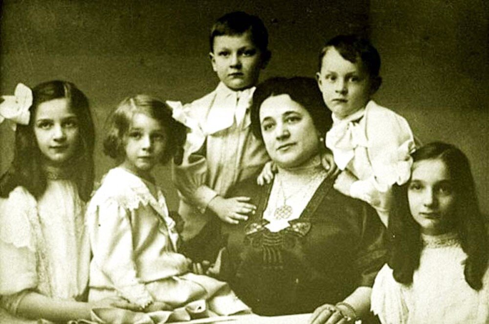 Иола Торнаги с детьми