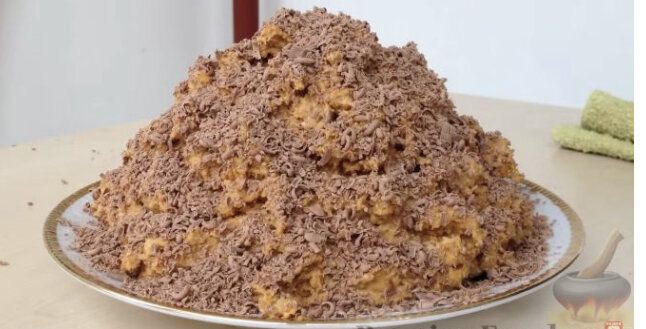 Всего за 10 минут можно приготовить очень вкусный торт "Муравейник" из песочного печенья. Крем для торта приготовим из вареного сгущенного молока, сметаны и сливочного масла.