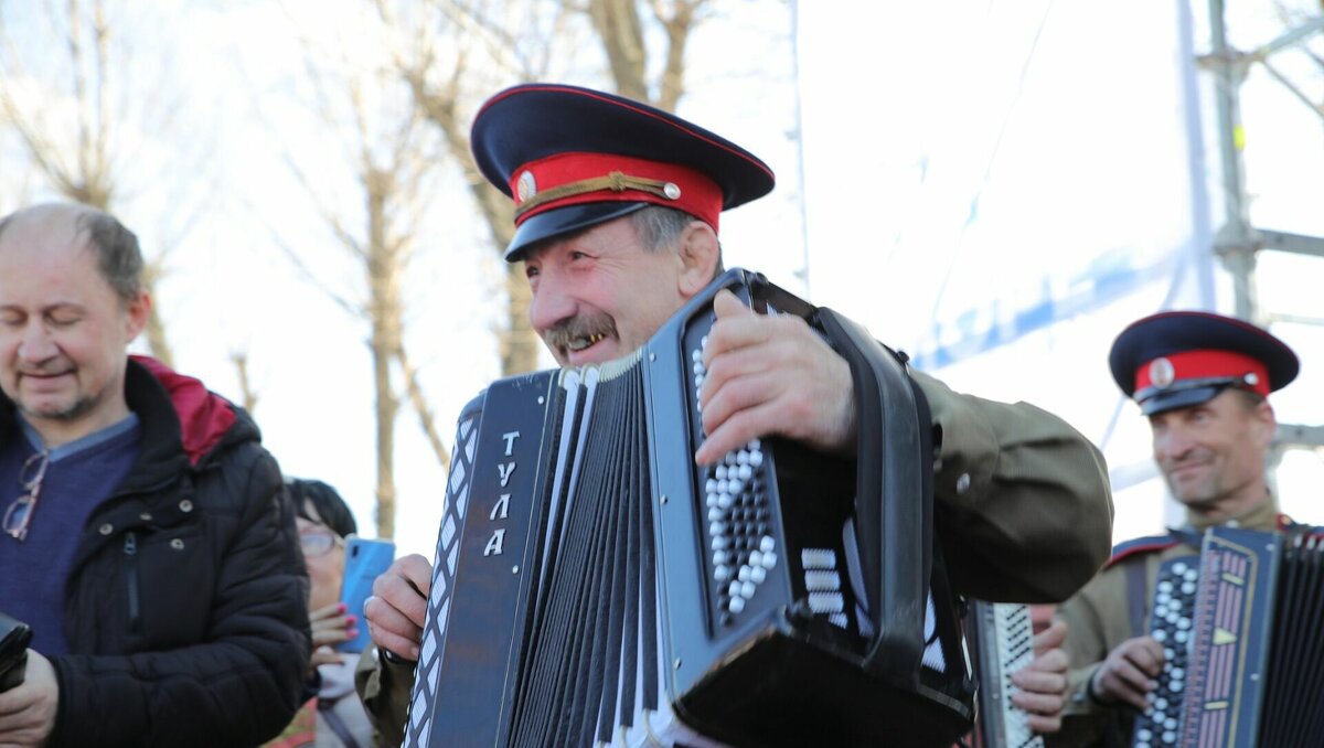     В Ростовской области перенесли Масленицу в Азов, пока в Ростове заботятся о замене светофоров и беспокоятся о поставках нового оружия Украине.