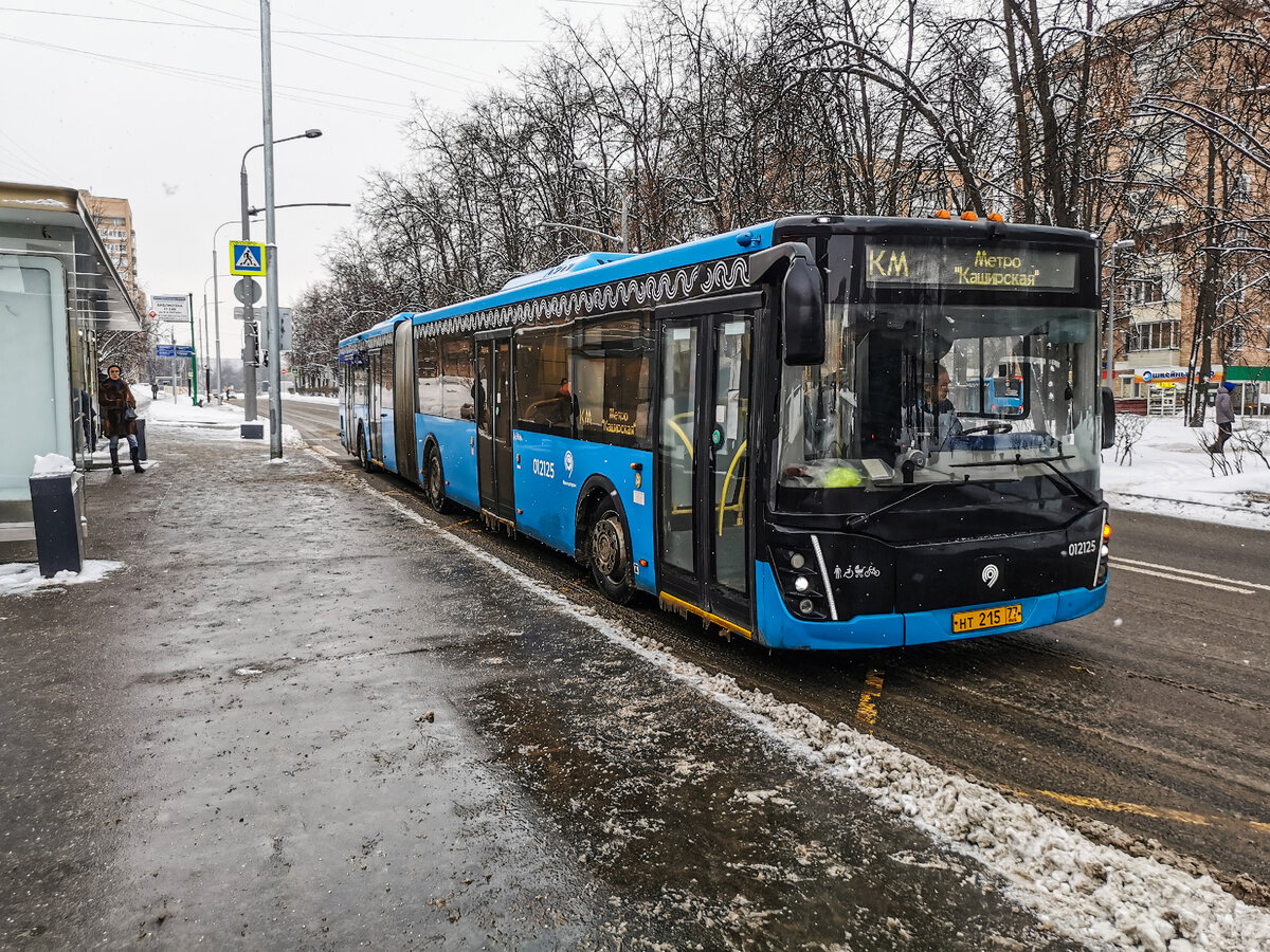 Автобус 012125 ЛиАЗ-6213 маршрута КМ отъезжает от остановки "Метро "Варшавская"" и следует к метро "Каширская".