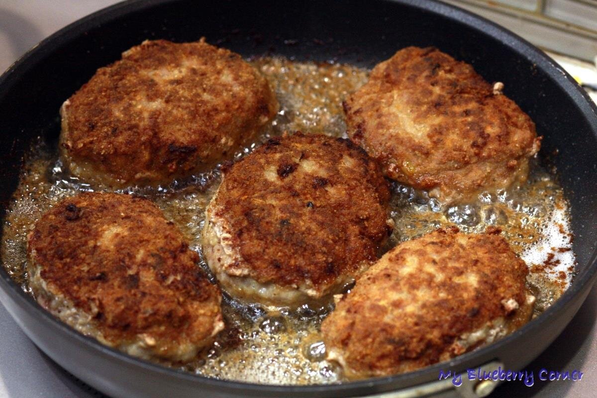 Котлеты из куриного фарша на сковороде. Котлеты. Котлеты мясные. Рыбные котлеты домашние. Котлетки из индейки на сковороде.