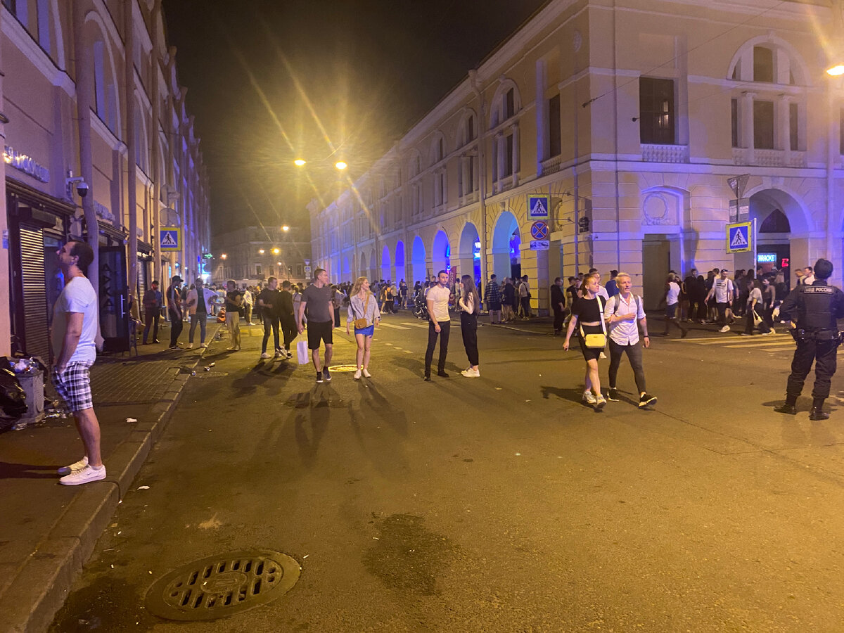 Улицы клубы петербург. Много людей на улице. Питер в августе. Санкт-Петербург люди. Улица клубов в Питере.